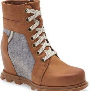 Joan of Arctic Waterproof Wedge III Lexie Lace Up size 7.5